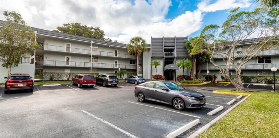 Condo in Tamarac, Florida, 2 bedrooms № 2258141