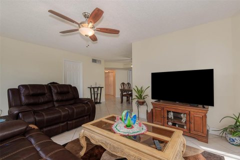 Condo in Tamarac, Florida, 2 bedrooms № 2258141 - photo 6