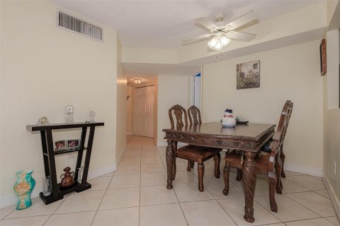 Condo in Tamarac, Florida, 2 bedrooms № 2258141 - photo 7