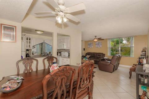 Condo in Tamarac, Florida, 2 bedrooms № 2258141 - photo 5