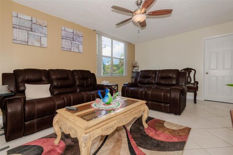 Condo in Tamarac, Florida, 2 bedrooms № 2258141 - photo 4
