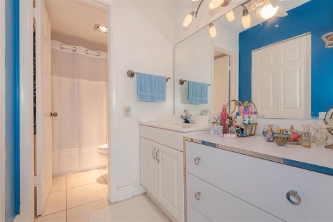 Condo in Tamarac, Florida, 2 bedrooms № 2258141 - photo 17