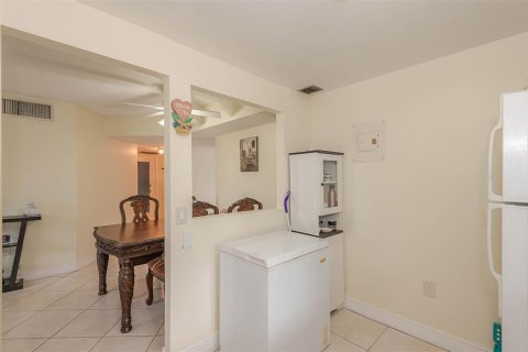 Condo in Tamarac, Florida, 2 bedrooms № 2258141 - photo 12