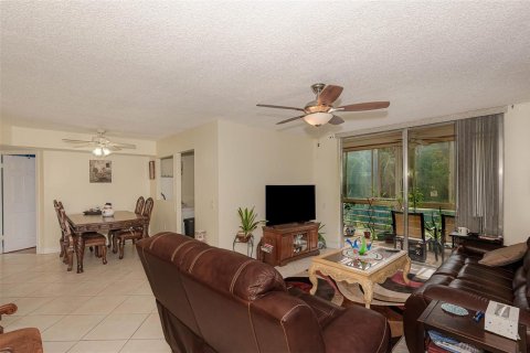 Condo in Tamarac, Florida, 2 bedrooms № 2258141 - photo 3