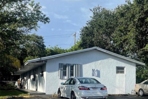 Propiedad comercial en venta en Hollywood, Florida, 195.65 m2 № 1227036 - foto 1