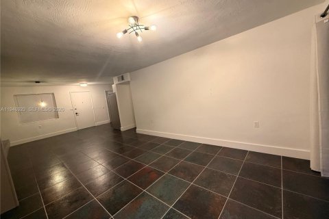 Condo in Miami, Florida, 1 bedroom  № 2003228 - photo 8