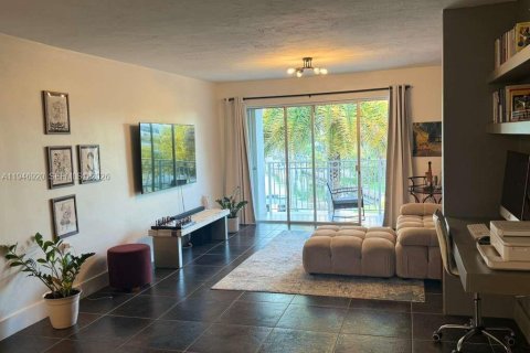 Condo in Miami, Florida, 1 bedroom  № 2003228 - photo 5