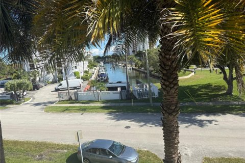 Condo in Miami, Florida, 1 bedroom  № 2003228 - photo 28