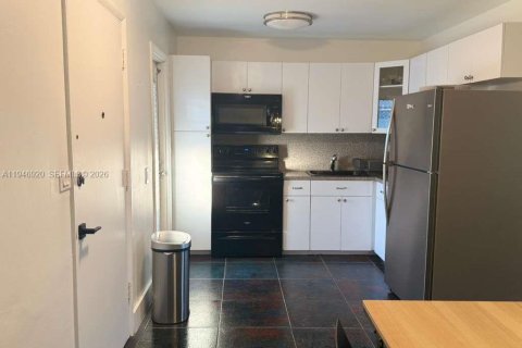 Condo in Miami, Florida, 1 bedroom  № 2003228 - photo 16