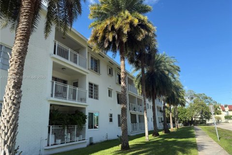 Condo in Miami, Florida, 1 bedroom  № 2003228 - photo 3