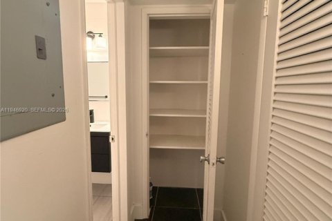 Condo in Miami, Florida, 1 bedroom  № 2003228 - photo 14