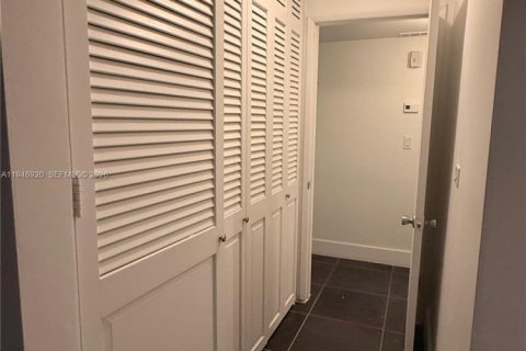 Condo in Miami, Florida, 1 bedroom  № 2003228 - photo 19