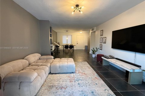 Condo in Miami, Florida, 1 bedroom  № 2003228 - photo 4