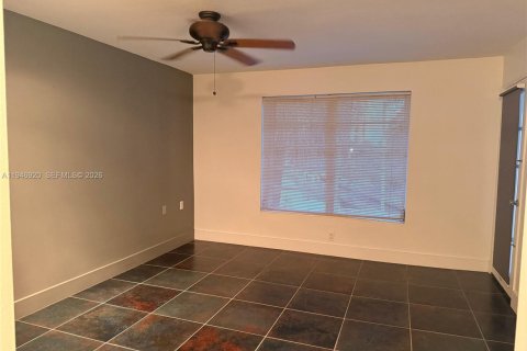 Condo in Miami, Florida, 1 bedroom  № 2003228 - photo 12