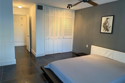 Condo in Miami, Florida, 1 bedroom  № 2003228 - photo 22