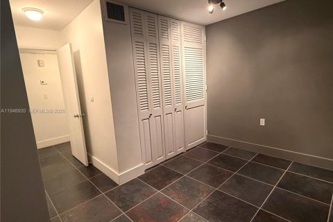 Condo in Miami, Florida, 1 bedroom  № 2003228 - photo 7