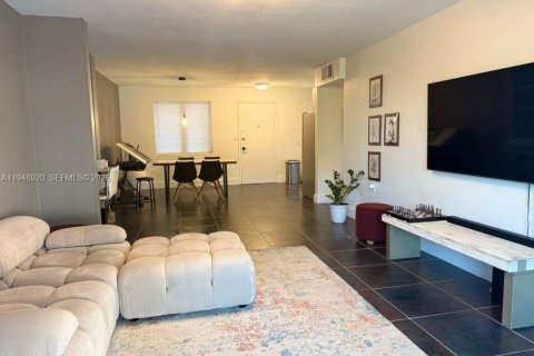 Condo in Miami, Florida, 1 bedroom  № 2003228 - photo 6