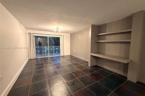 Condo in Miami, Florida, 1 bedroom  № 2003228 - photo 9