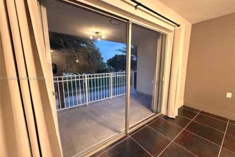 Condo in Miami, Florida, 1 bedroom  № 2003228 - photo 11