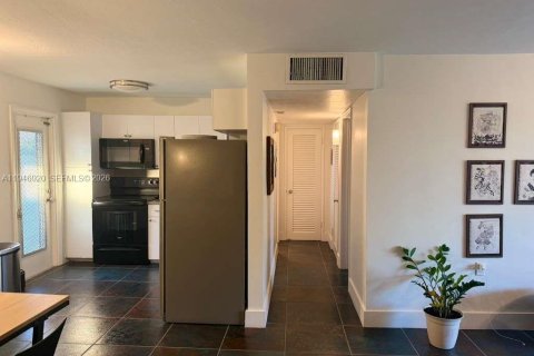 Condo in Miami, Florida, 1 bedroom  № 2003228 - photo 18