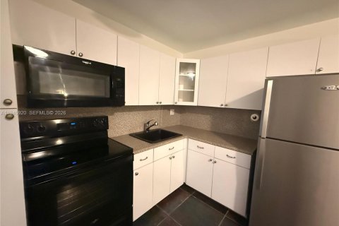 Condo in Miami, Florida, 1 bedroom  № 2003228 - photo 17