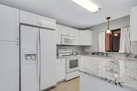 Townhouse in Lakeland, Florida 2 bedrooms, 212.56 sq.m. № 2379653 - photo 8