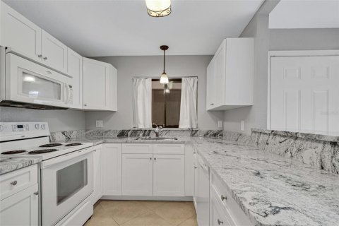 Townhouse in Lakeland, Florida 2 bedrooms, 212.56 sq.m. № 2379653 - photo 9