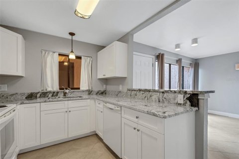 Townhouse in Lakeland, Florida 2 bedrooms, 212.56 sq.m. № 2379653 - photo 10