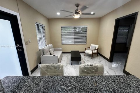 Propiedad comercial en venta en Miami, Florida, 115.57 m2 № 1982638 - foto 3