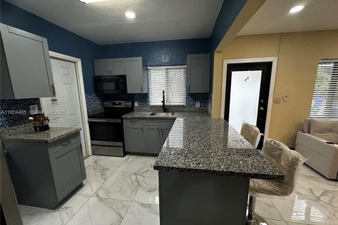 Propiedad comercial en venta en Miami, Florida, 115.57 m2 № 1982638 - foto 2