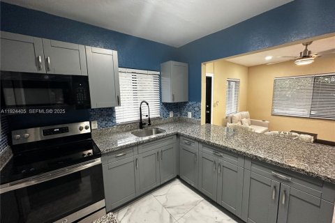 Propiedad comercial en venta en Miami, Florida, 115.57 m2 № 1982638 - foto 1