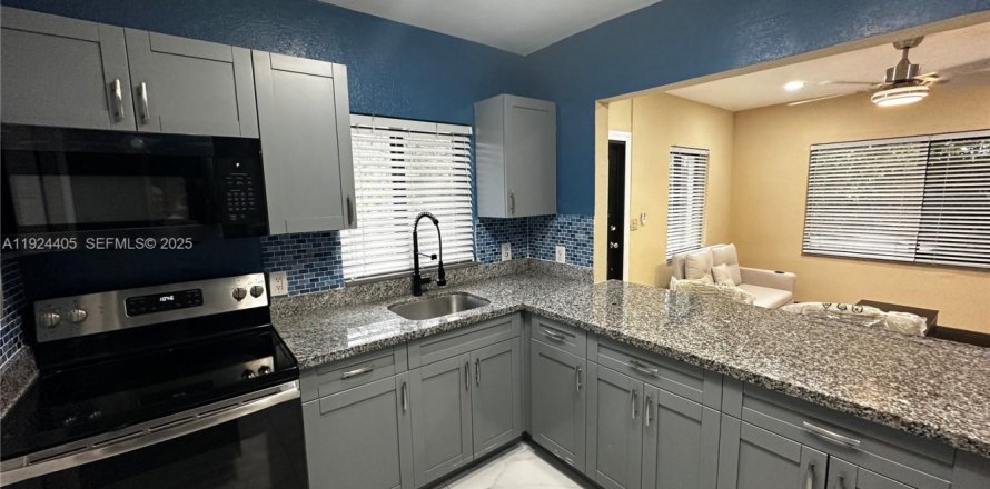 Propiedad comercial en Miami, Florida 115.57 m2 № 1982638