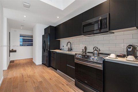 Condo in Miami, Florida, 2 bedrooms № 2248850 - photo 12