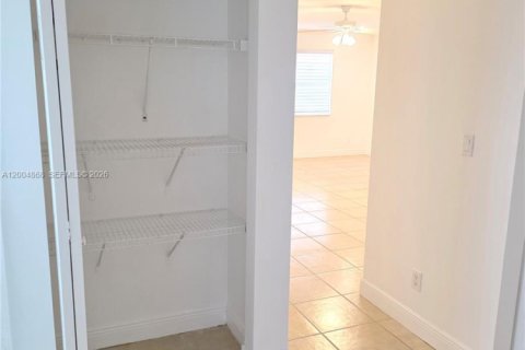 House in Hollywood, Florida 3 bedrooms, 109.62 sq.m. № 2068974 - photo 10