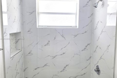 House in Hollywood, Florida 3 bedrooms, 109.62 sq.m. № 2068974 - photo 20