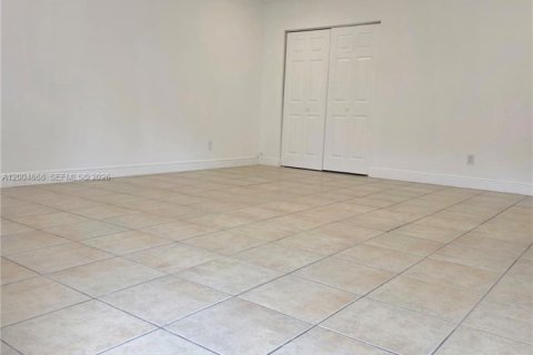 House in Hollywood, Florida 3 bedrooms, 109.62 sq.m. № 2068974 - photo 3