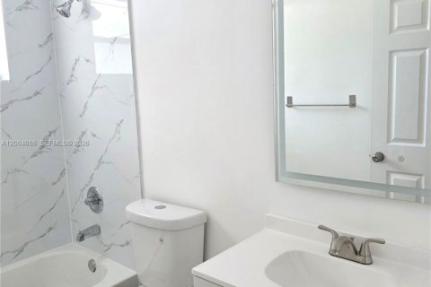 House in Hollywood, Florida 3 bedrooms, 109.62 sq.m. № 2068974 - photo 19