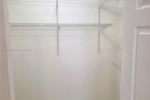 House in Hollywood, Florida 3 bedrooms, 109.62 sq.m. № 2068974 - photo 13