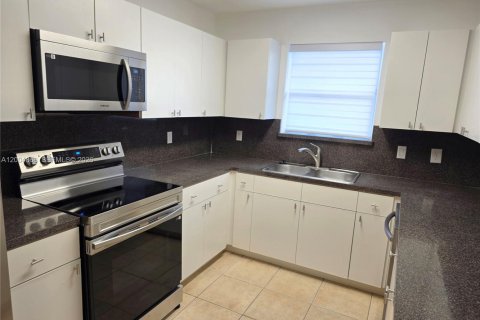 House in Hollywood, Florida 3 bedrooms, 109.62 sq.m. № 2068974 - photo 7