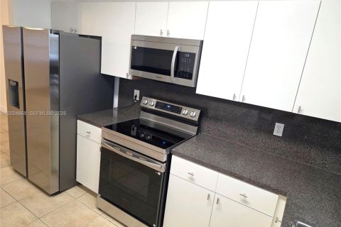 House in Hollywood, Florida 3 bedrooms, 109.62 sq.m. № 2068974 - photo 9