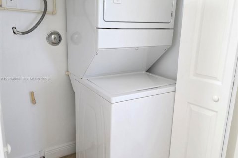 House in Hollywood, Florida 3 bedrooms, 109.62 sq.m. № 2068974 - photo 24