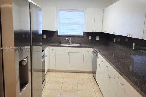 House in Hollywood, Florida 3 bedrooms, 109.62 sq.m. № 2068974 - photo 5