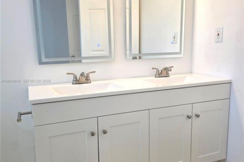 House in Hollywood, Florida 3 bedrooms, 109.62 sq.m. № 2068974 - photo 15