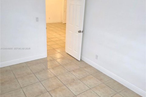 House in Hollywood, Florida 3 bedrooms, 109.62 sq.m. № 2068974 - photo 17