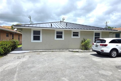 House in Hollywood, Florida 3 bedrooms, 109.62 sq.m. № 2068974 - photo 25