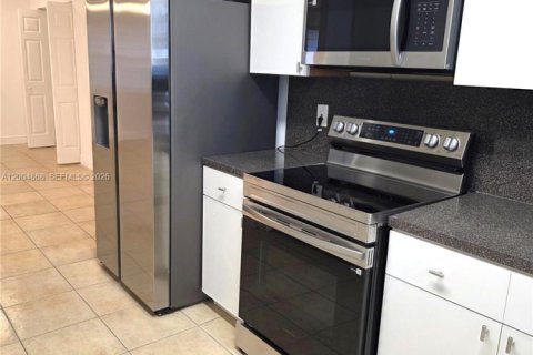 House in Hollywood, Florida 3 bedrooms, 109.62 sq.m. № 2068974 - photo 8