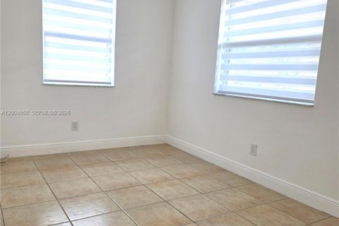 House in Hollywood, Florida 3 bedrooms, 109.62 sq.m. № 2068974 - photo 11