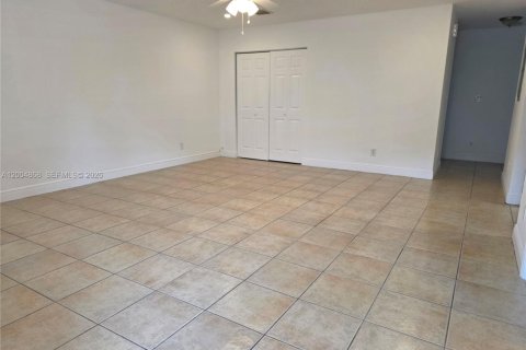 House in Hollywood, Florida 3 bedrooms, 109.62 sq.m. № 2068974 - photo 2