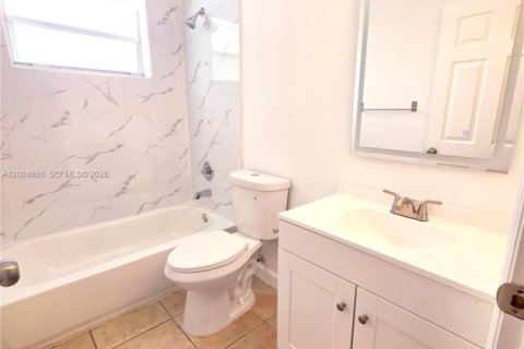 House in Hollywood, Florida 3 bedrooms, 109.62 sq.m. № 2068974 - photo 21