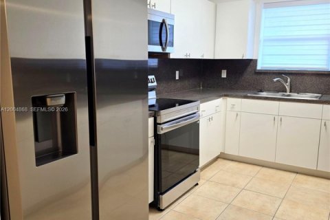 House in Hollywood, Florida 3 bedrooms, 109.62 sq.m. № 2068974 - photo 6